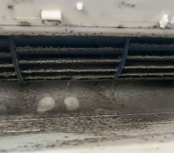 红岗空调吹的风有股烧焦味是怎么回事